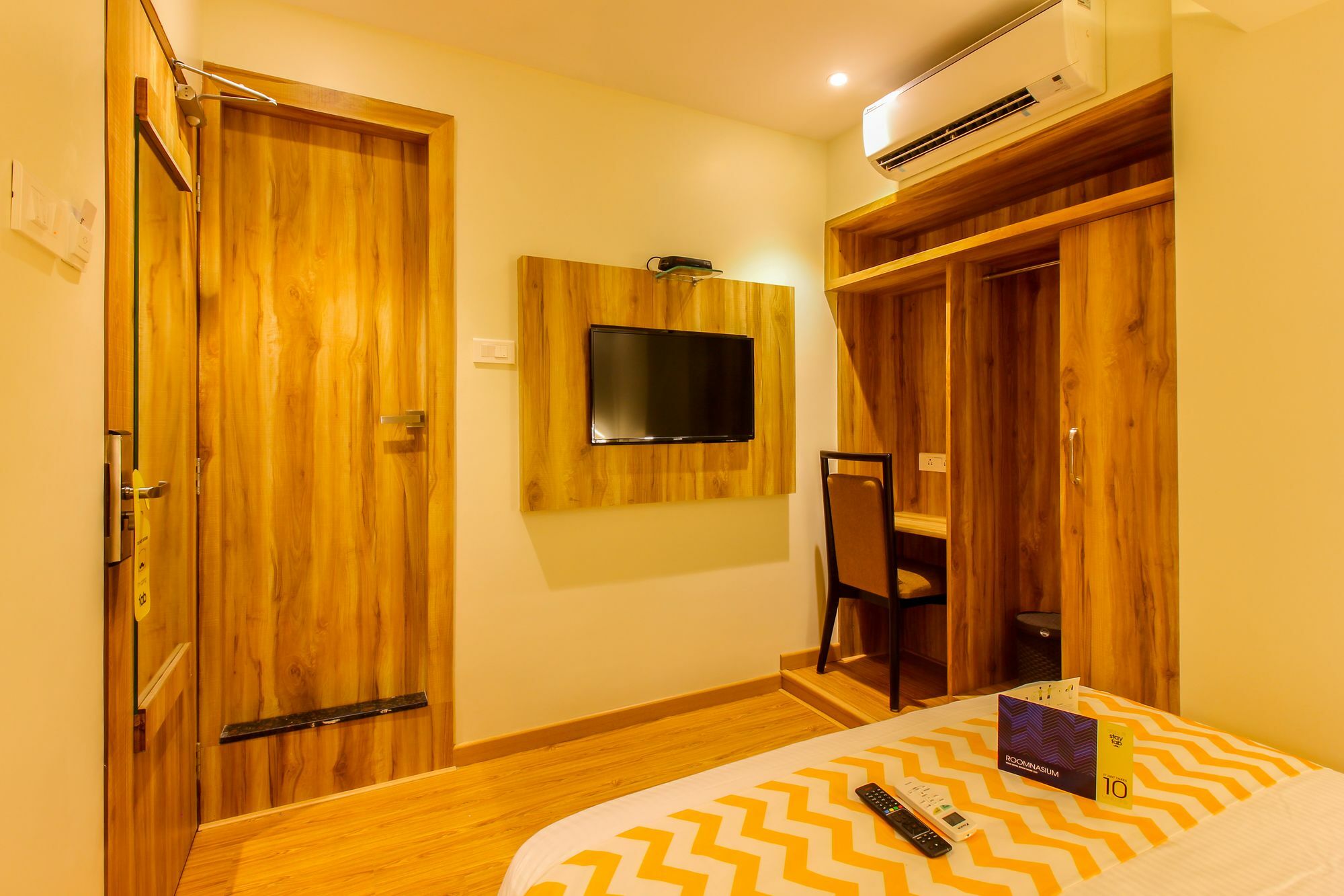 Fluorescent By Bizzgrow Hotels International Airport - Formerly Known As Byaris International Mumbai  Buitenkant foto